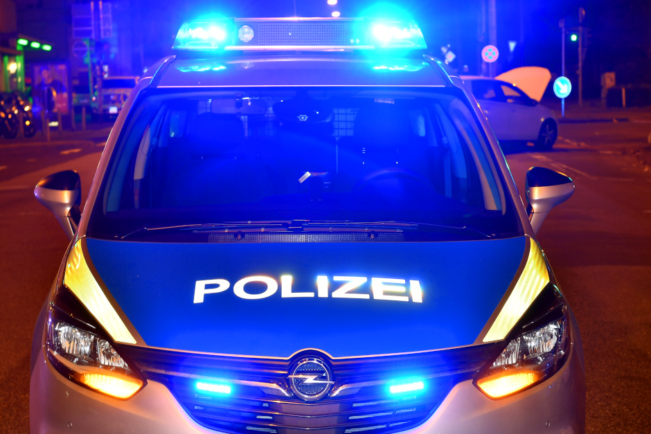 Ein rücksichtsloser Raser hat am Sonntagabend im Wiesbadener Rheingauviertel einen Alleinunfall verursacht und dabei zwei Fußgängerinnen gefährdet: Gegen 20.45 Uhr befuhr ein 19-Jähriger mit einem schwarzen Pkw der Marke BMW die Assmannshäuser Straße und beabsichtigte nach links auf die Dotzheimer Straße in Richtung Daimlerstraße