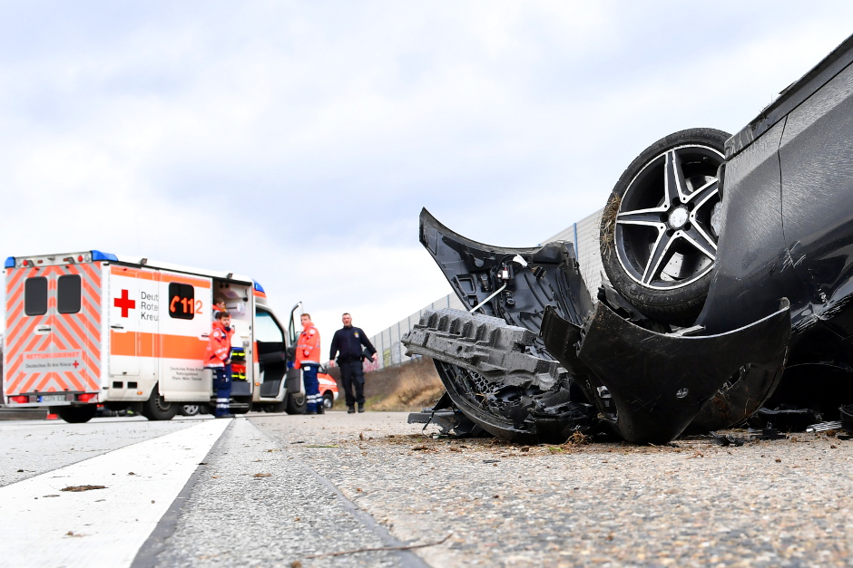 Schwerer Unfall auf der A671 am Samstagmittag: Auto landet auf dem Dach – Drei Personen verletzt.