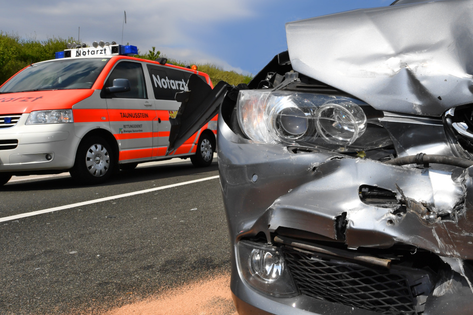 Crash am Stauende Richtung Frankfurt: 47-Jährige fährt auf Pkw am Wiesbadener Kreuz auf der A66 auf. Zwei Personen verletzt. Rettungskräfte im Einsatz.