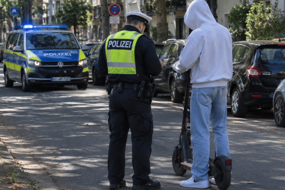 Am Mittwochnachmittag kontrollierte die Polizei in der Friedrich-Ebert-Allee in Wiesbaden einen 49-jährigen E-Scooter-Fahrer: Im Rahmen der Verkehrskontrolle ergaben sich Hinweise auf einen möglichen Drogenkonsum. Der Mann räumte den vorherigen Konsum von Amphetamin und THC ein.