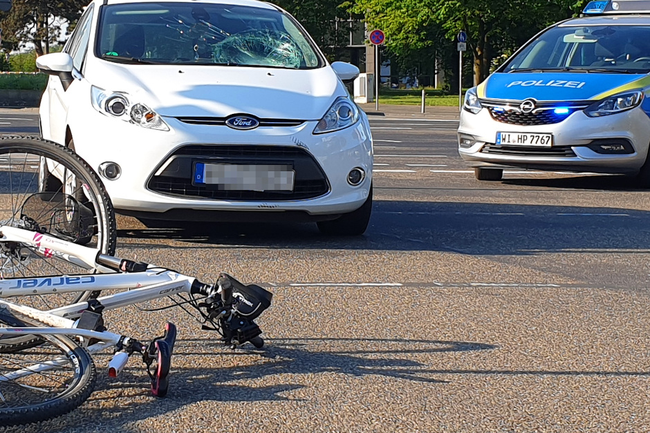 Plötzlich krachte es auf dem Radstreifen: Autofahrer übersieht Radfahrer in der Mainzer Straße in Wiesbaden.