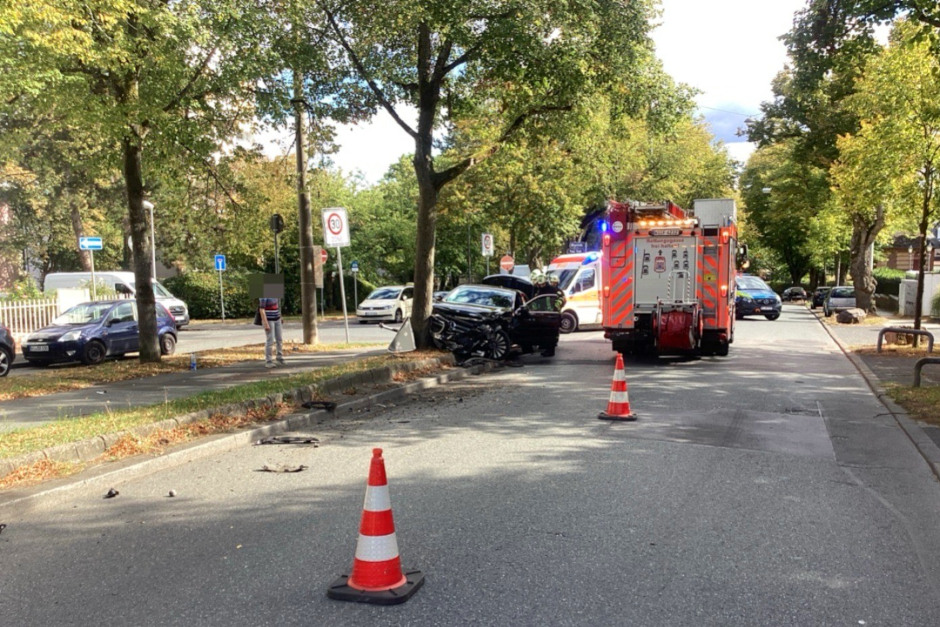 Ein lauter Knall, berstendes Metall und eine unkontrollierte Schleuderfahrt: Am Samstagnachmittag kam es auf der Platter Straße in Wiesbaden zu einem folgenschweren Verkehrsunfall. Nach einer seitlichen Kollision mit einem vollbesetzten Linienbus verlor ein Pkw-Fahrer die Kontrolle, rasierte ein Straßenschild und bohrte sich frontal in einen Straßenbaum. Während die Fahrgäste im Bus mit dem Schrecken davonkamen, musste der Autofahrer mit mittelschweren Verletzungen ins Krankenhaus gebracht werden.