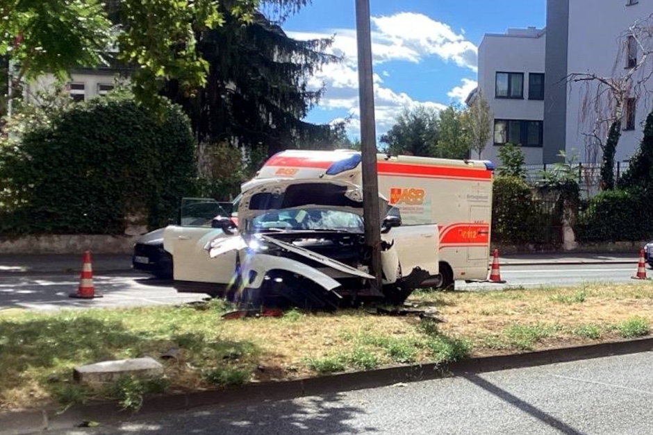 Alleinunfall in Mainz-Kastel: Pkw schleudert gegen Lichtmast – Zwei Verletzte in Klinik
