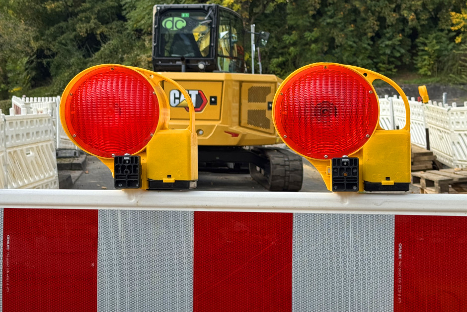 Sperrung der Rheinblickstraße in Wiesbaden-Biebrich für Bauarbeiten an den Versorgungsleitungen.