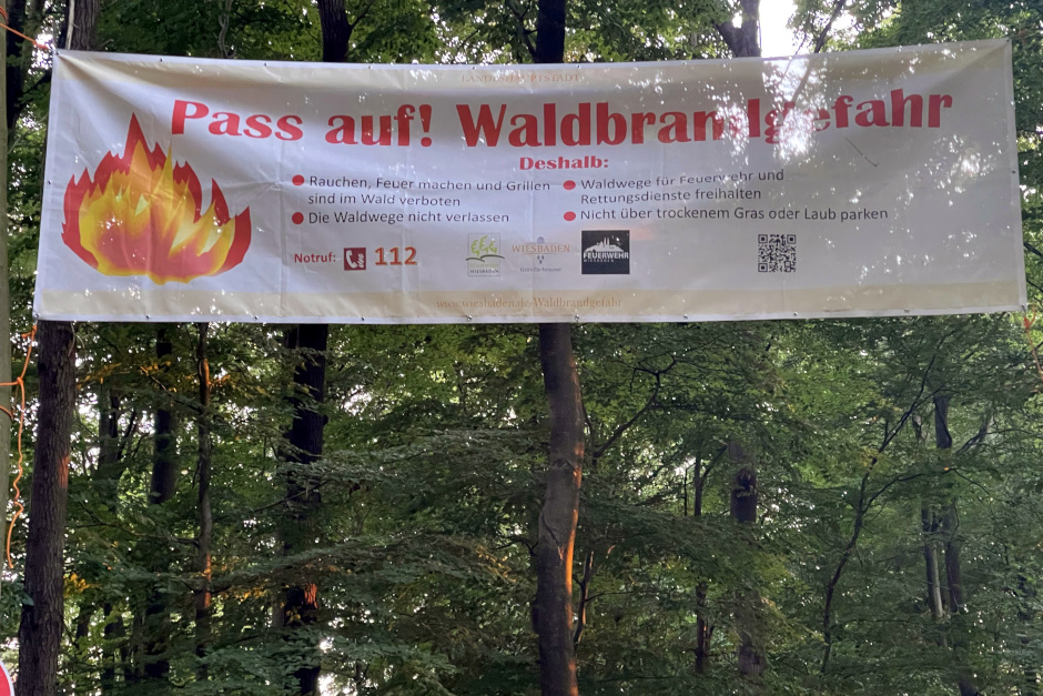 Waldbrand-Warnstufe in Wiesbaden auf 3 erhöht: Öffentliche Grillplätze geschlossen – Feuerwehr bittet um erhöhte Aufmerksamkeit