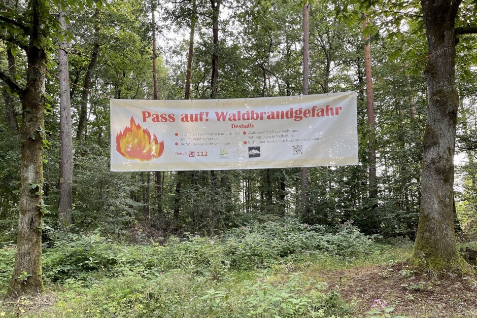 Die Waldbrandgefahrenlage in Hessens Wäldern hat sich etwas entspannt. Vor allem die Niederschläge in Verbindung mit einem Temperaturrückgang führen zu einer Abnahme der akuten Waldbrandgefahr. Deshalb wird die Waldbrandstufe auf 2 herabgesetzt.