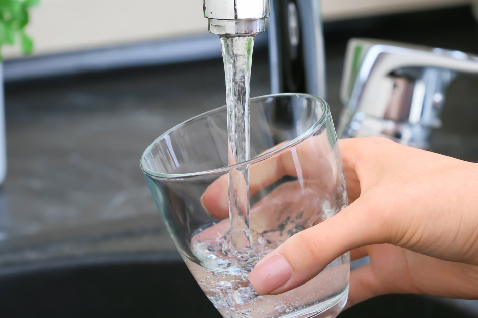 Die Stadt Wiesbaden hat am Montag, 28. September 2026, eine aktualisierte Straßenliste zum vorsorglichen Abkochgebot für Trinkwasser in der Innenstadt veröffentlicht. Hintergrund ist weiterhin der Nachweis des Bakteriums Pseudomonas aeruginosa bei Kontrollen in der näheren Umgebung des Kurhauses; die Ergebnisse liegen seit Freitag, 25. September, vor.