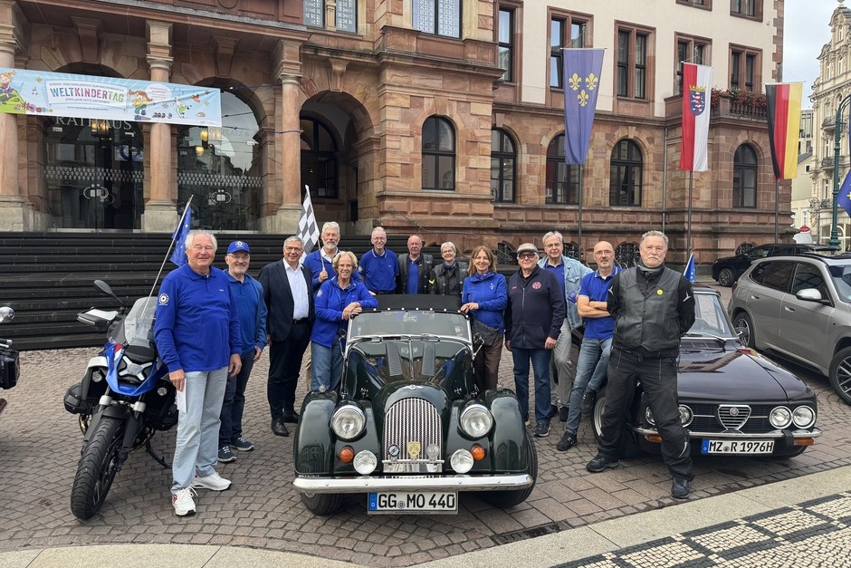 Wiesbadens OB Gert-Uwe Mende hat am Montag den Startschuss zur Partnerschaftsfahrt des Vereins „Wheels for Europe“ gegeben.