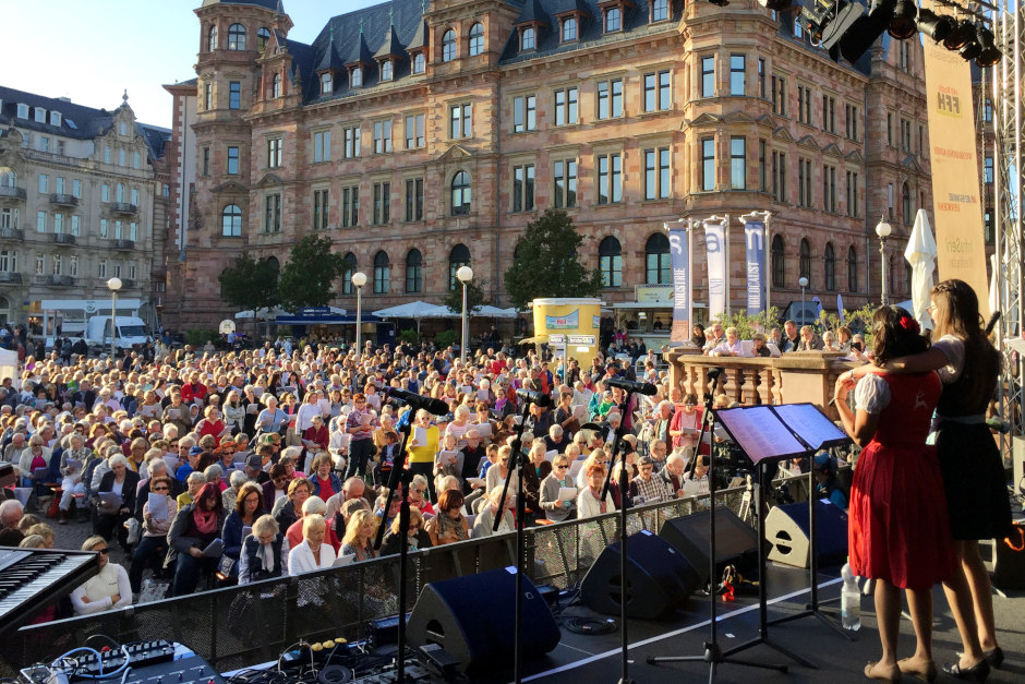 „Wiesbaden singt“ hekrt auf das Wiesbadener Stadtfest zurück
