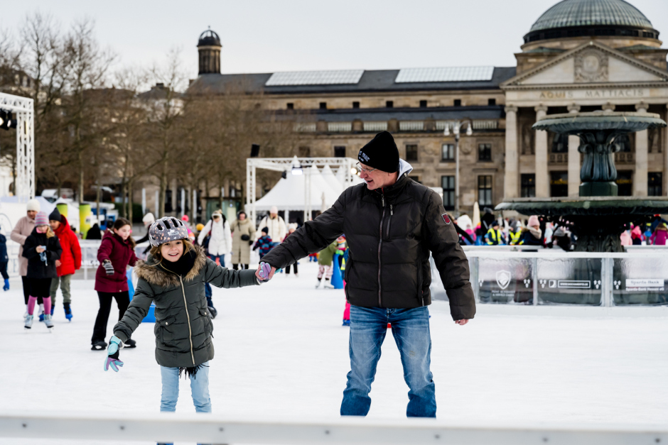 Eiszauber vor Traumkulisse gerettet: Schlittschuh-Spaß und freier Eintritt für Schulkinder auf dem Bowling Green in Wiesbaden gesichert.