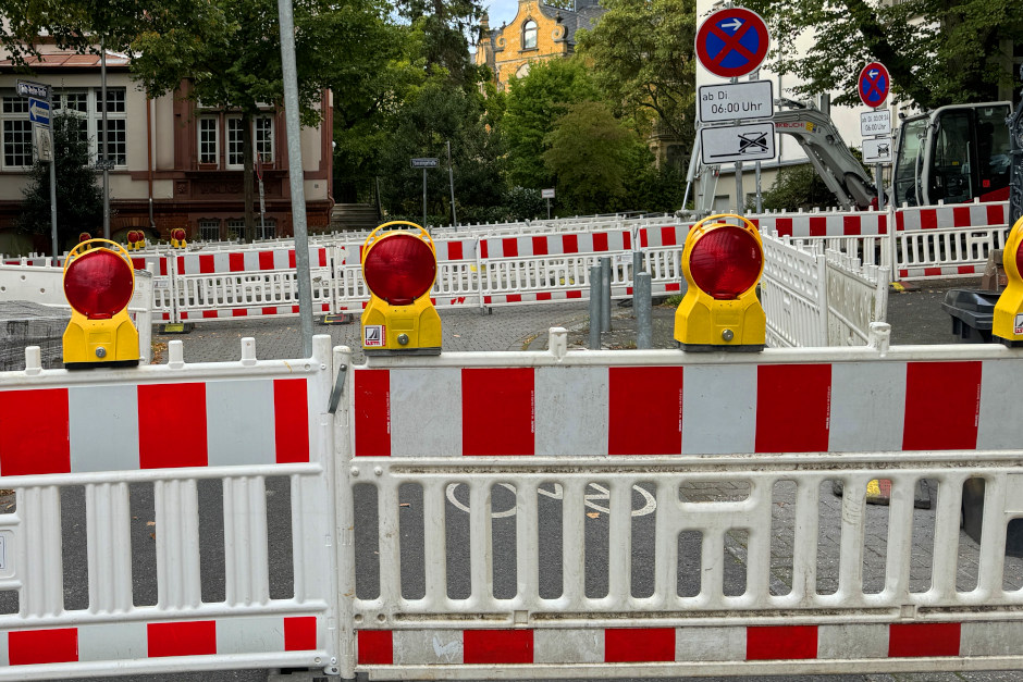 Sperrung der Wolfram-von-Eschenbach-Straße in Wiesbaden für Kanalbauarbeiten.