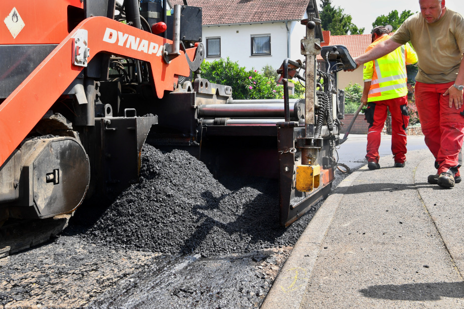 Rund 1,56 Millionen Euro für Wiesbadens Straßen: 2026 wurden sechs Straßenzüge erneuert. Die Rheinstraße folgt bis 7. November. Ausblick auf 2027 auf wiesbadenaktuell.de!
