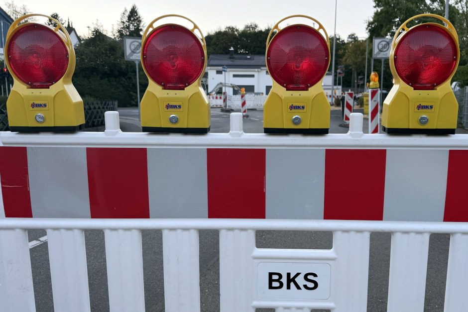 Sperrung des Keltenwegs und des Cheruskerwegs in Wiesbaden-Biebrich für Kanalbauarbeiten.