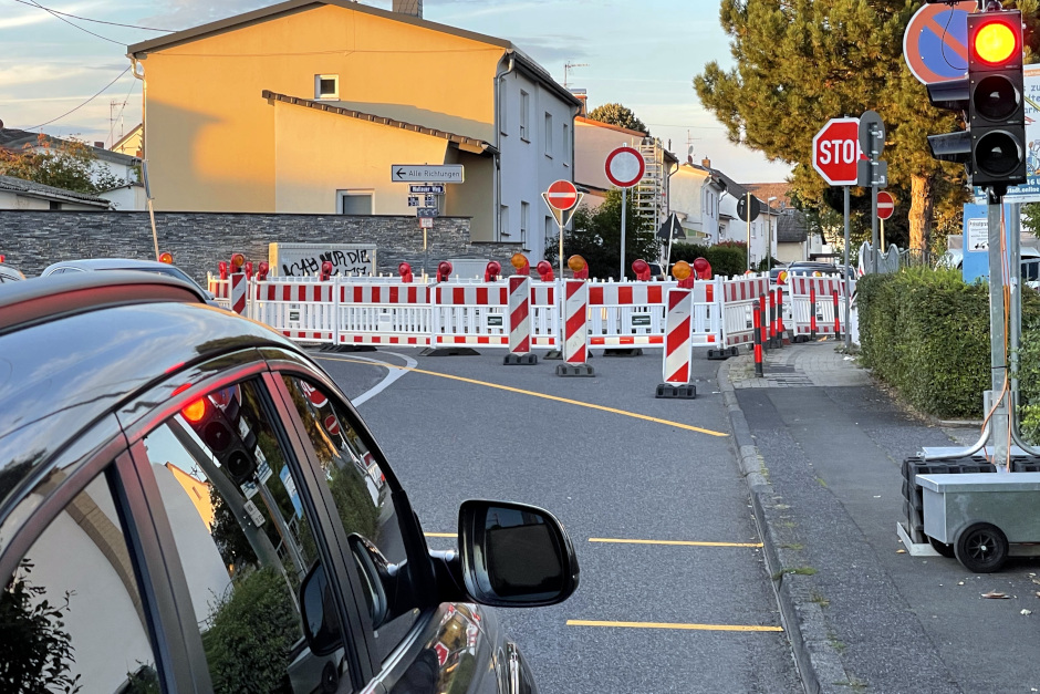 Sperrung der Straße „Am Pionierübungsplatz“ und Einschränkungen im Bereich Wiesbadener Straße in Mainz-Kastel aufgrund von Tiefbauarbeiten.
