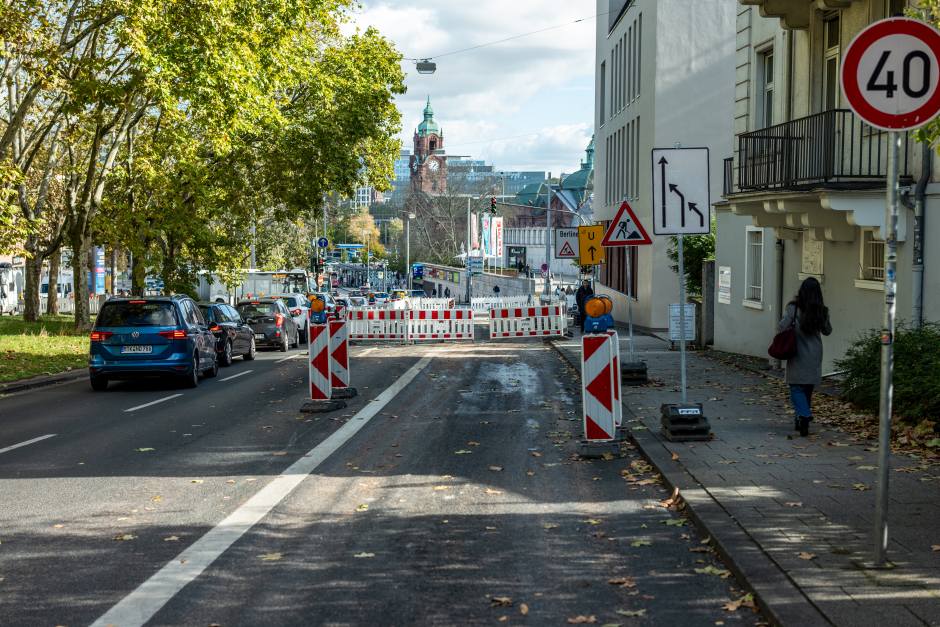 Rekord-Baustelle auf der Biebricher Allee: In unter 23 Stunden wurde die Fahrbahn stadtauswärts komplett saniert. Vollsperrung beendet – alle Infos auf wiesbadenaktuell.de!