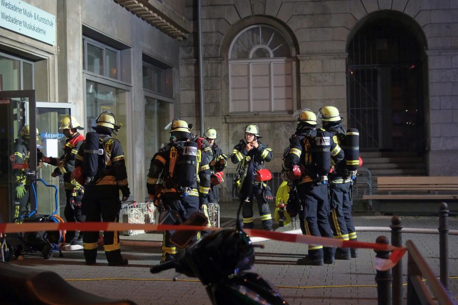 Feueralarm am Mittwochabend mitten im Herzen von Wiesbaden: Gegen 19:30 Uhr löste die automatische Brandmeldeanlage des Schulamtes am Schillerplatz aus. Als die ersten Kräfte eintrafen, drang bereits Brandgeruch aus dem Gebäude. Im sechsten Obergeschoss stießen Atemschutztrupps im dortigen Archiv auf offene Flammen. Ein Großaufgebot von Berufs- und Freiwilliger Feuerwehr brachte den Brand rasch unter Kontrolle – umfangreiche Lüftungsmaßnahmen dauerten jedoch an.