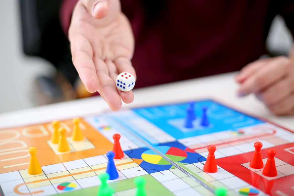 Spielen ohne Regellesen: Spieleerklärer Bernhard Neumann bringt am Samstag, 24. Oktober, neue und klassische Gesellschaftsspiele ins Gemeindehaus Christ König nach Nordenstadt.