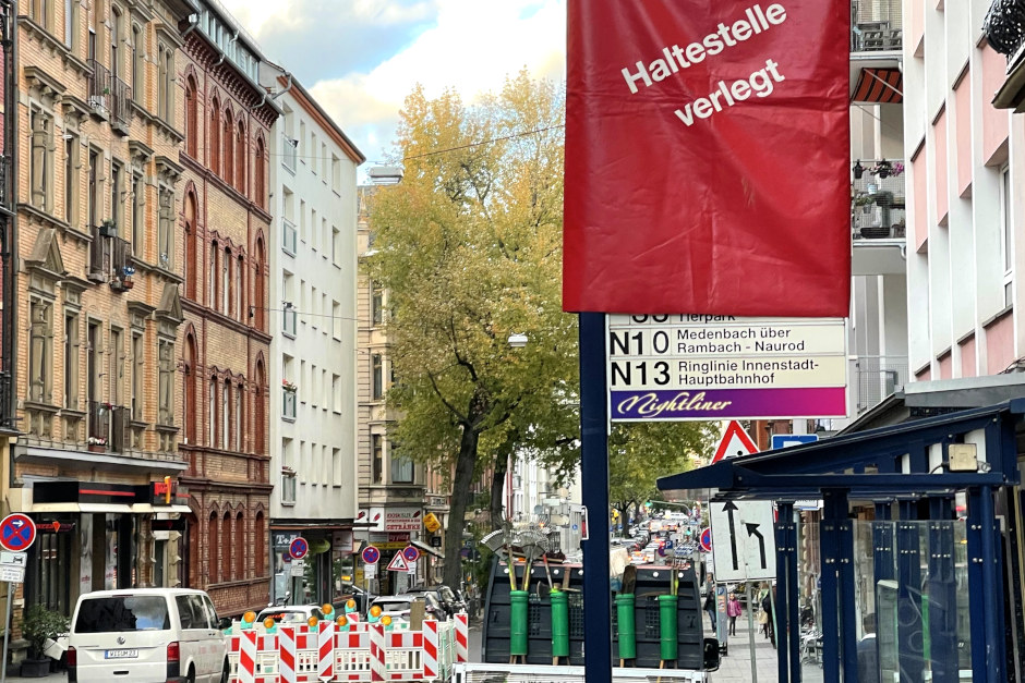 Fahrgäste von ESWE Verkehr müssen sich am kommenden Dienstagvormittag auf Einschränkungen in der Wiesbadener Innenstadt einstellen: Wegen einer Baugrunduntersuchung und Sondierungsarbeiten kann die Haltestelle „Friedrichstraße“ am Dienstag, 20. Oktober, von etwa 7:00 bis 12:00 Uhr von den Linien 1, 8 und 16 nicht angefahren werden. Welche Haltestellen als Ersatz dienen und was Pendler beachten sollten.