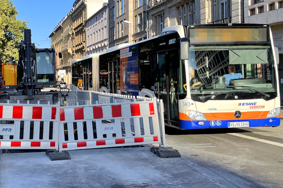 Fahrgäste von ESWE Verkehr müssen sich ab kommender Woche in der Wiesbadener Innenstadt auf Einschränkungen einstellen: Wegen notwendiger Fahrbahnsanierungsarbeiten wird die Webergasse von Dienstag, 6. Oktober, bis voraussichtlich Samstag, 10. Oktober 2026, für den Linienverkehr gesperrt. Die Busse der Linien 1 und 8 werden in Richtung Hauptbahnhof über die Wilhelmstraße umgeleitet, die Haltestelle „Webergasse“ entfällt ersatzlos.