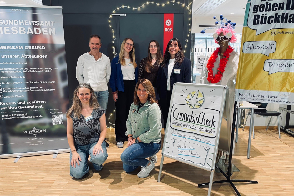 Sachlich und ohne Vorurteile: Beim Aktionstag „CannabisCheck“ an der Friedrich-Ebert-Schule Wiesbaden klärten Gesundheitsamt und Suchthilfezentrum Schüler über Risiken, Gesetze und Konsumentscheidungen auf!