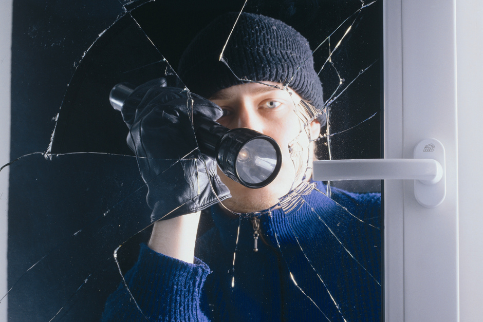 Einbrecher scheitern am Samstagabend in Wiesbaden beim Hebeln an Wohnungsfenster.