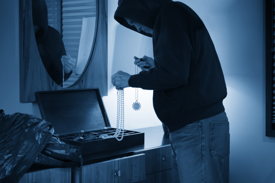Einbruch in Wohnung in der Nacht zum Samstag in Wiesbaden-Biebrich. Täter stehlen Schmuck.