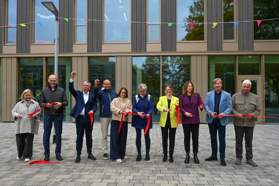 Feierliche Einweihung an der Grundschule Bierstadt: Moderner Erweiterungsbau in Holzbauweise bringt neue Mensa, Einfeldhalle und Raum für zwei Klassenzüge.