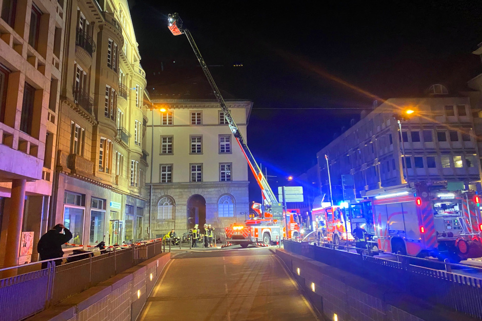 Nächtlicher Ausnahmezustand in Wiesbaden: Brände am Schillerplatz und in Bierstadt halten die Feuerwehr in Atem. Wohnung unbewohnbar, sechsstelliger Schaden – alle Details auf wiesbadenaktuell.de!