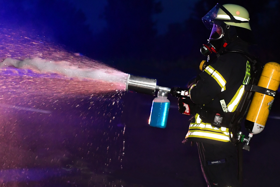 Feuerserie in Mainz-Kostheim: Im Römerfeld brannte am Samstagabend erneut ein Müllcontainer. Brandstifter flüchtig – Polizei sucht Zeugen auf wiesbadenaktuell.de!