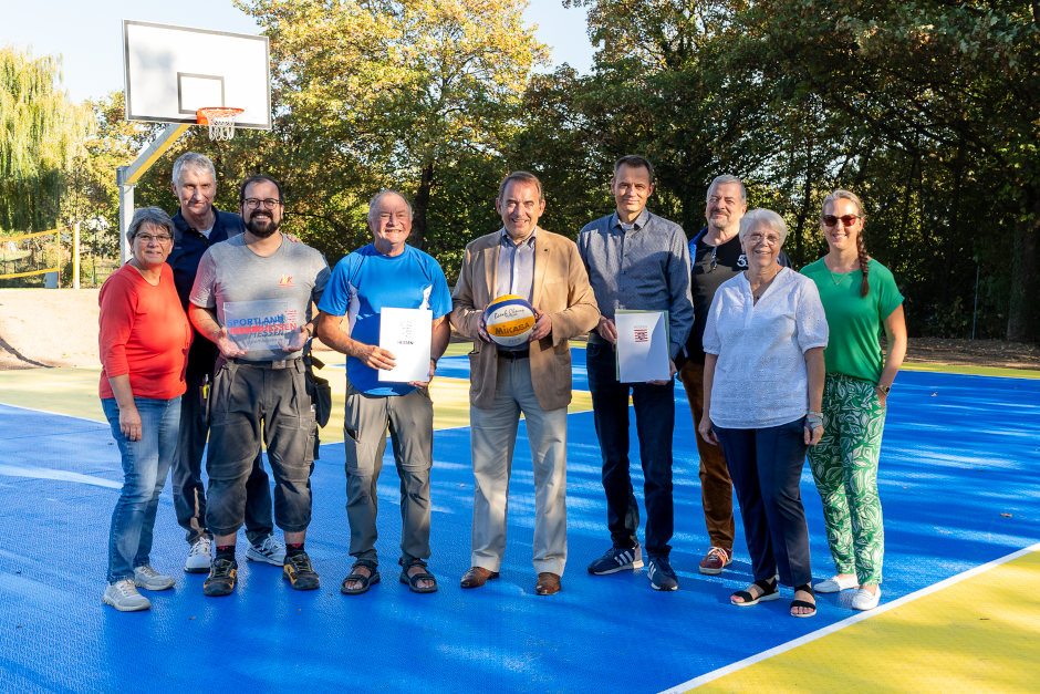 30.000 Euro Landesförderung für die TG Naurod: Finanzminister Alexander Lorz übergab Förderbescheide für den Bau einer Doppel-Beachvolleyballanlage, eines Streetballfelds und eines Stufenbarrens!