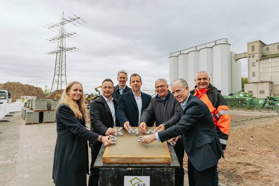 Fundamentlegung Batteriespeicher: Kerstin Stumpf (Vorstand Mainzer Stadtwerke AG), Stephan Krome (Vorstand KMW), Dr. Oliver Malerius (Vorstand KMW), Nino Haase (Oberbürgermeister der Landeshauptstadt Mainz), Gert-Uwe Mende (Oberbürgermeister der Landeshauptstadt Wiesbaden), Daniel Gahr (Vorstandsvorsitzender Mainzer Stadtwerke AG), Jörg Höhler (Vorstandsvorsitzender ESWE Versorgungs AG)