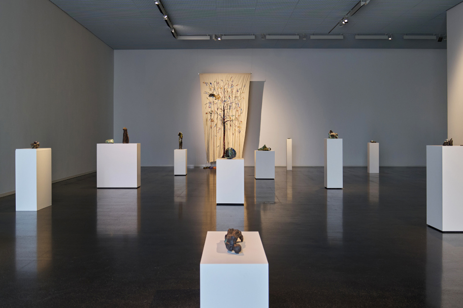 Eindringliche Kunst gegen das Vergessen: Das Kunsthaus Wiesbaden lädt am Sonntag, 11. Oktober 2026, zu einer besonderen Kuratorinnenführung durch die Schau „Grace Schwindt – Autumn Leaves (Witnesses)“ ein. Kuratorin Jana Dennhard führt ab 14:00 Uhr durch die beklemmende und zugleich berührende Ausstellung, die von den Schicksalen Überlebender eines südkoreanischen Internierungslagers inspiriert wurde. Die Teilnahme an der Führung ist kostenfrei.