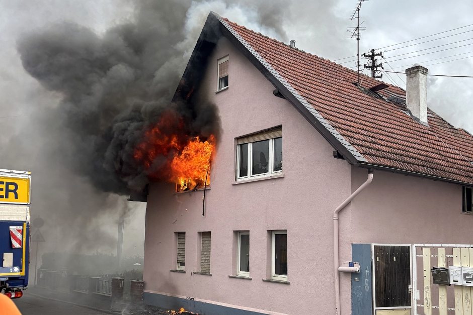 Wohnhausbrand in Wiesbaden-Medenbach: In der Hockenbergstraße brachten sich Bewohner am Freitagmorgen teils selbst sowie mit Hilfe von Nachbarn und Ersthelfern in Sicherheit. Haus unbewohnbar – alle Details auf wiesbadenaktuell.de!