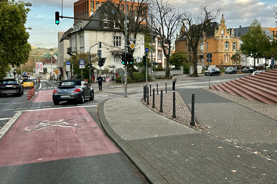 Das Rechtsabbiegen vom 1. Ring (Kaiser-Friedrich-Ring) am Landeshaus auf die Biebricher Allee in Wiesbaden ist seit dem 5. Oktober 2026 vorübergehend wieder erlaubt.