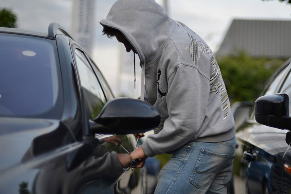 Auto von Parkplatz am Donnerstagmittag in Wiesbaden gestohlen.
