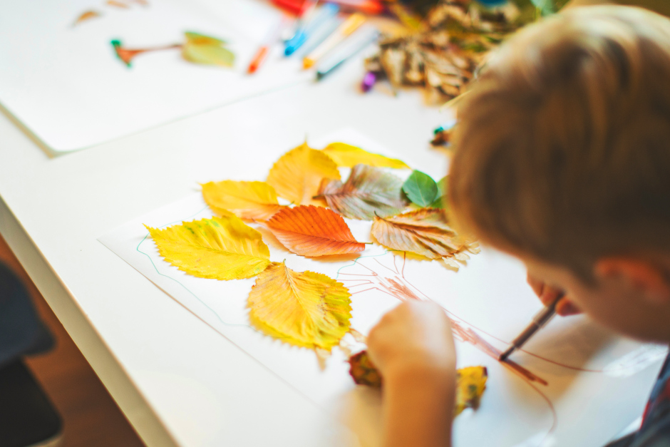 Bunte Blätter, große Fantasie: „Herbstlaub-Zauber“ für die Kleinsten in der Fasanerie Wiesbaden.