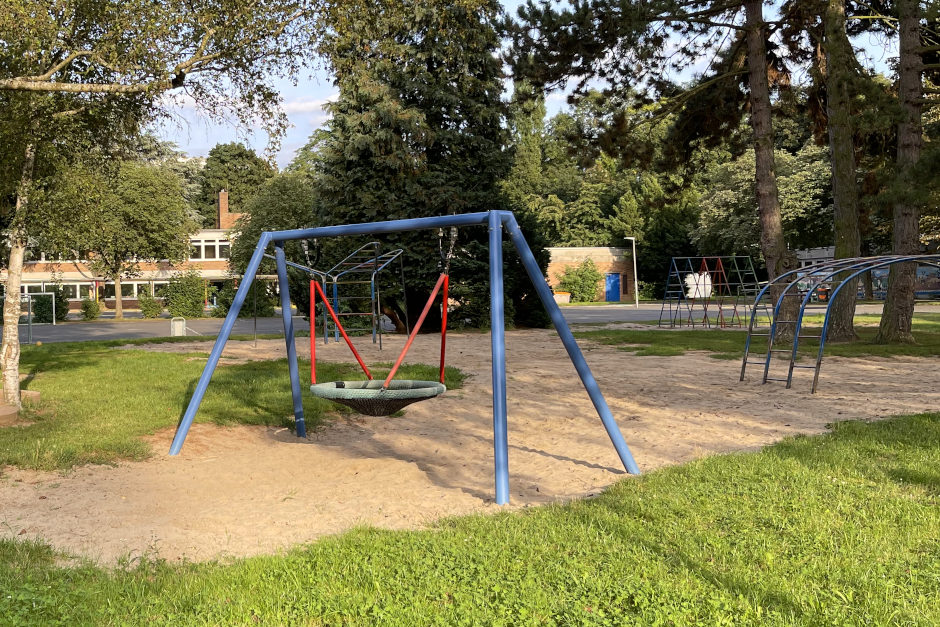 Die Spiel- und Aktionsfläche Wilhelm-Dietz-Straße in Wiesbaden-Delkenheim wird neu gestaltet. Kinder, Eltern, Anwohnerinnen und Anwohner, Vertreterinnen und Vertreter aus Politik sowie alle Interessierten sind eingeladen, ihre Vorstellungen einzubringen und die Entwicklung der Anlage aktiv mitzugestalten.