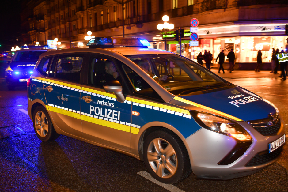 Schaufensterscheibe in der Nacht zum Donnerstag von einem Geschäft in Wiesbaden eingeschlagen und in der Dunkelheit Ware gestohlen.