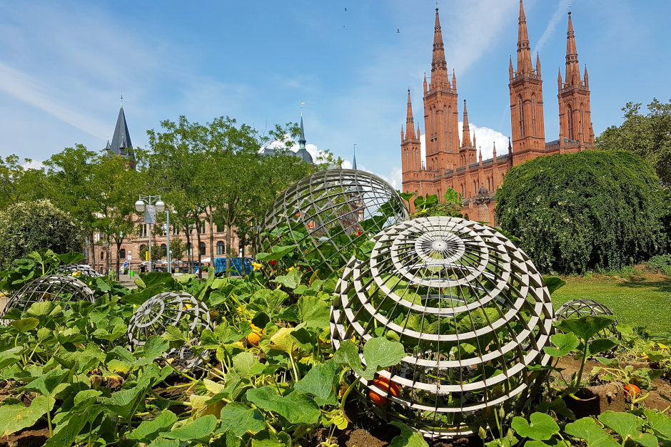 Kunst und Kulinarik am Schulberg: Das Kunsthaus Wiesbaden lädt am Samstag, 24. Oktober, zum Kürbissuppenfest mit Künstler Vollrad Kutscher ein.