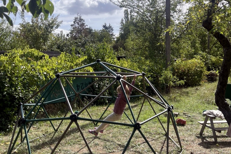 Die Bildunterschrift zu beigefügtem Foto lautet: Der neue Geodome im Garten der Wiesbadener Kita „Schmiere Schmatze“ lädt zum Klettern ein. Die Anschaffung wurde neben weiteren Spielmöglichkeiten durch die „LOTTO hilft Hessen-Glücksprojekte“ ermöglicht