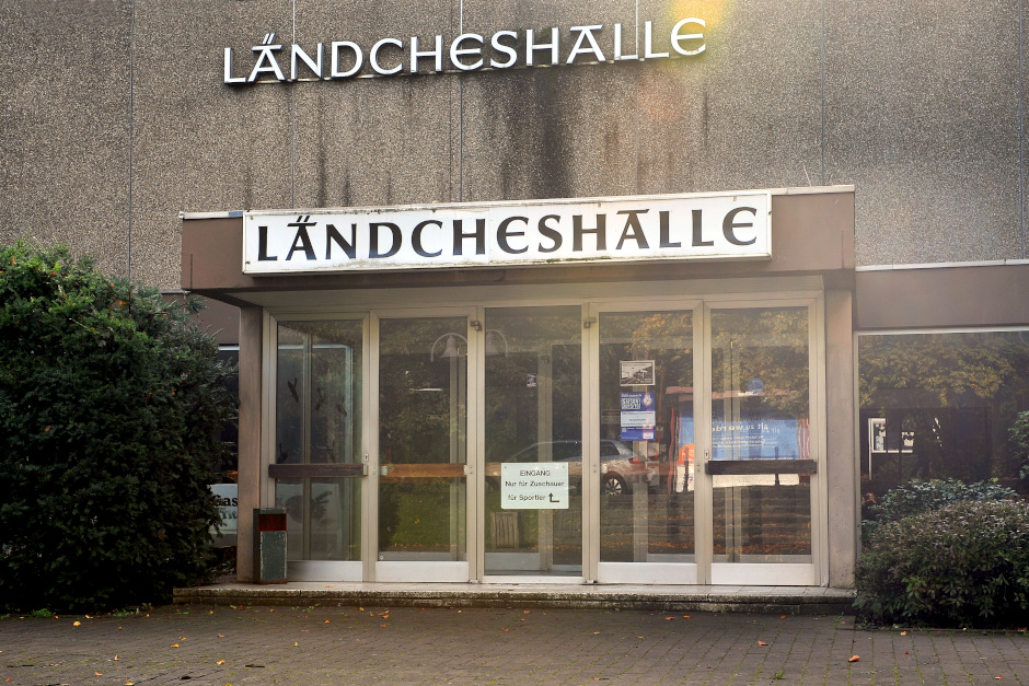ür das etwa 1000 Quadratmeter große Areal der alten Ländcheshalle kommt nun ein architektonisch-freiraumplanerisches Wettbewerbsverfahren zur Veräußerung des Grundstückes zum Ende. Auf dem Areal südlich der Straße „Am Rheingauer Weg" im Hofheimer Stadtteil Wallau ist überwiegend Geschosswohnungsbau geplant. Wie sich die Teilnehmenden des Wettbewerbs die Gestaltung des Geländes vorstellen, können Interessierte ab Freitag, 9. Oktober 2026, im Recepturhof in Wallau in Augenschein nehmen. Dann wird das Preisgericht getagt haben.