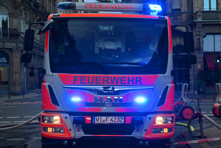 Brandstiftung in der Schlangenbader Straße in Wiesbaden: Unbekannte zündeten am Donnerstagabend ein heraushängendes Baumwolllaken an – Fensterscheibe zersprungen.