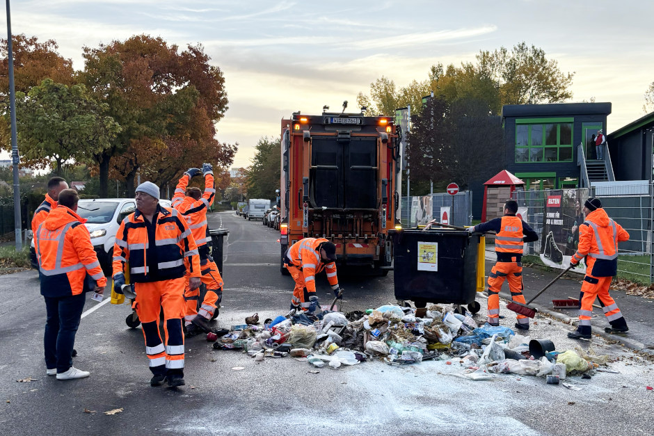 Müllwagen-Brand in Wiesbaden-Kastel: In der Ludwig-Wolker-Straße entzündete ein Lithium-Ionen-Akku den Restmüll. Müllwerker verhinderten Schlimmeres.