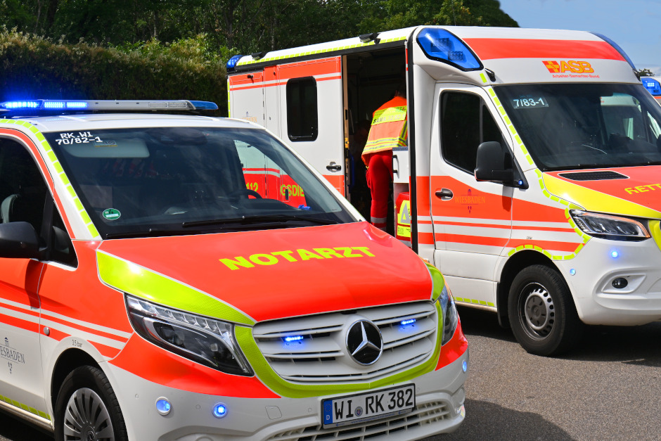 Am Dienstagvormittag kam ein Pkw auf der Äppelallee in Wiesbaden-Biebrich in Höhe der Zufahrt zur A643 aufgrund eines medizinischen Notfalls von der Fahrbahn ab. Der Fahrer wurde im weiteren Verlauf in ein Krankenhaus eingeliefert und verstarb dort im Laufe des Tages.