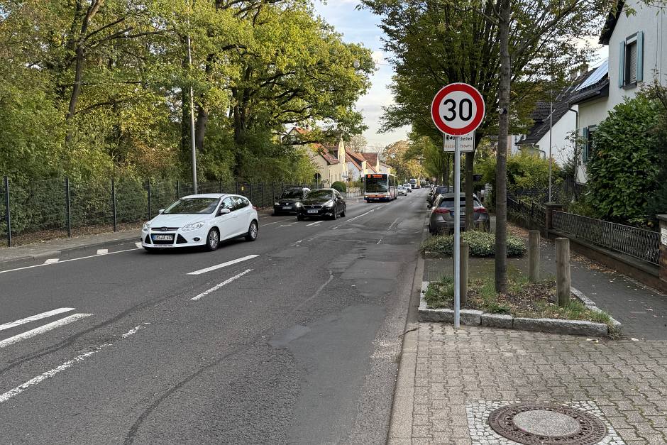 Verwirrung in Wiesbaden-Bierstadt: Auf der Nauroder Straße galt für zwei Tage Tempo 30 – nun sind die Schilder wieder verhüllt