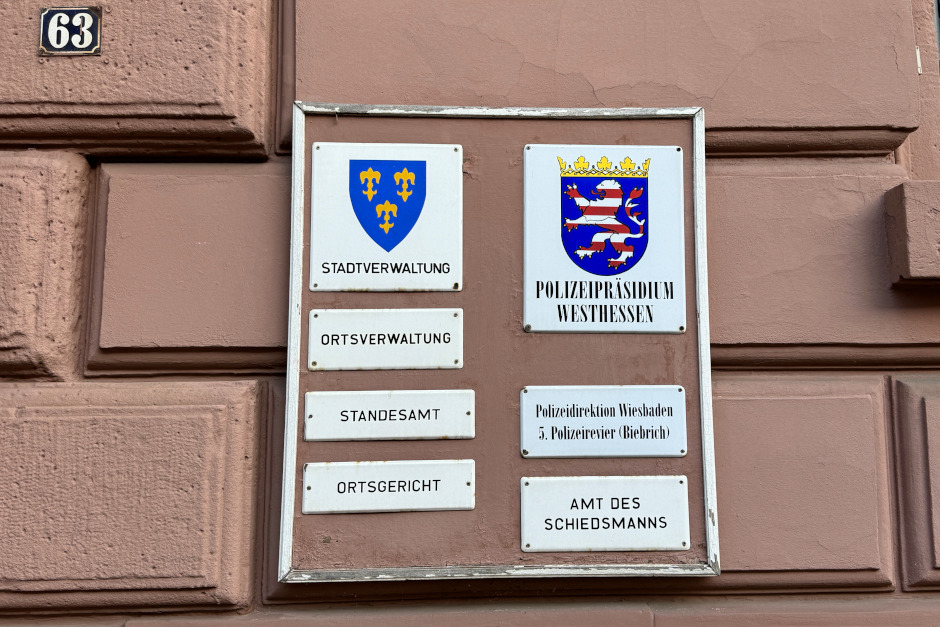 Bürgerinnen und Bürger in Wiesbaden-Biebrich müssen zum Wochenstart umplanen: Wegen einer internen Veranstaltung bleibt die örtliche Ortsverwaltung am Montag, 5. Oktober 2026, ganztägig für den Publikumsverkehr geschlossen. Ab Dienstag stehen die Mitarbeiter wieder wie gewohnt zur Verfügung. Für dringende Behördengänge verweist die Stadt auf das digitale Bürgerserviceportal.