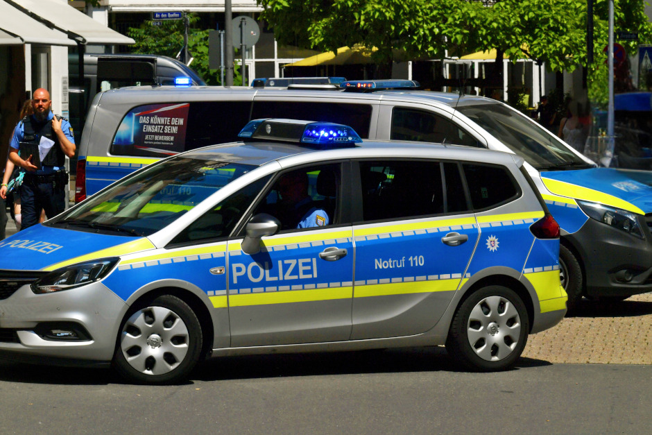 Am Donnerstag kam zu einem räuberischen Diebstahl im Kreuzberger Ring in Wiesbaden-Erbenheim. Eine Tatverdächtige konnte vor Ort von der Polizei mit dem Diebesgut angetroffen festgenommen werden.