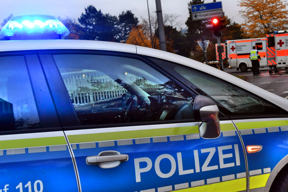 Schwerer Unfall im Wiesbadener Rheingauviertel: Ein 58-jähriger Radfahrer wird beim Zusammenstoß mit einem Opel an der Kreuzung Rüdesheimer/Rauenthaler Straße schwer verletzt.