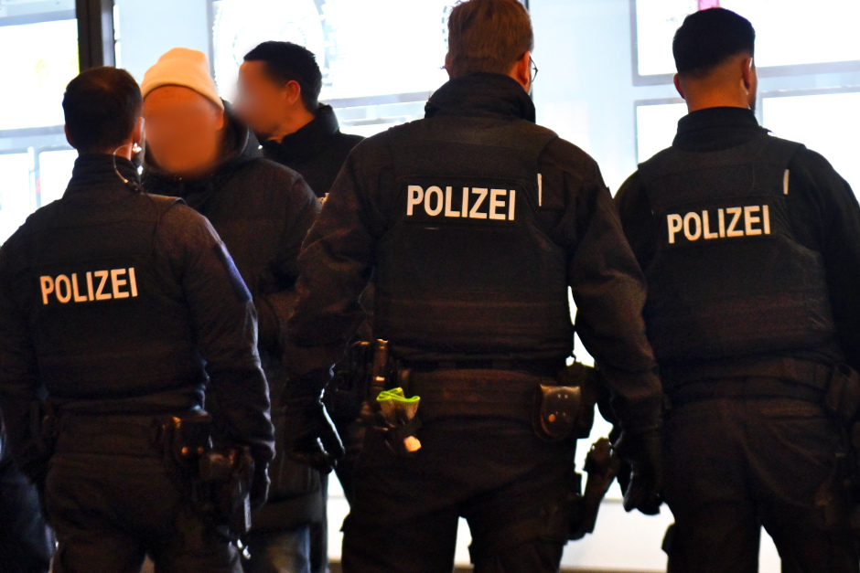 Großkontrolle „Sicheres Wiesbaden“: Stadt- und Landespolizei kontrollierten 65 Personen in der Waffenverbotszone, am Hauptbahnhof und im Schelmengraben. In der Moritzstraße wurden Drogen sichergestellt!