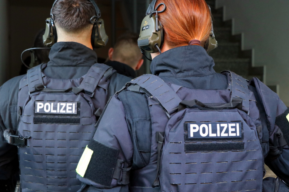 Schlag gegen illegale Waren: Polizei, Zoll und Steuerfahndung kontrollierten Betriebe in Wiesbaden, Kastel und Kostheim. Hunderte Snus und Vapes sichergestellt.
